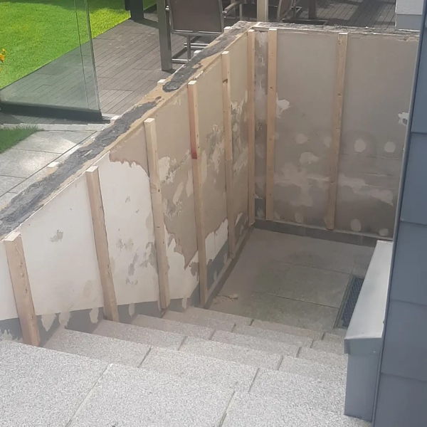 Holzlatten als Tragkonstrukion für eine Verkleidung aus Zinkblech in einem Kellerabgang.