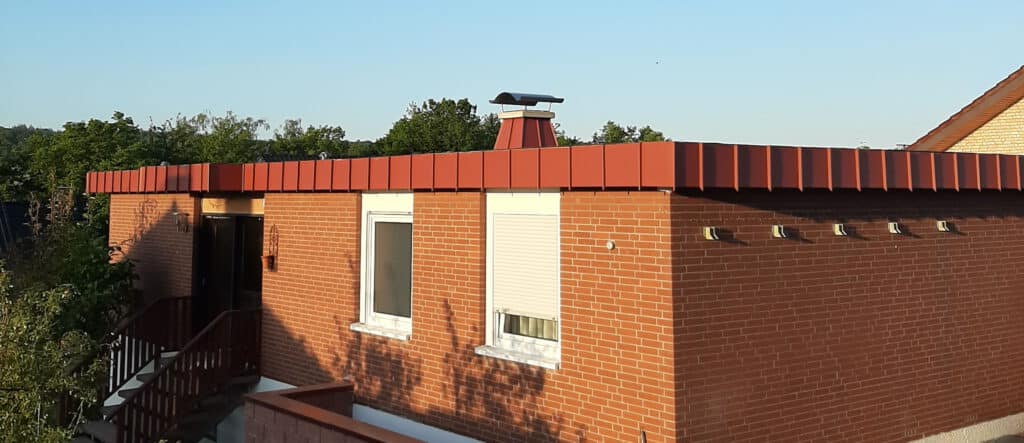 Bungalow mit roter Attikaverkleidung aus Alublech in Bonn.