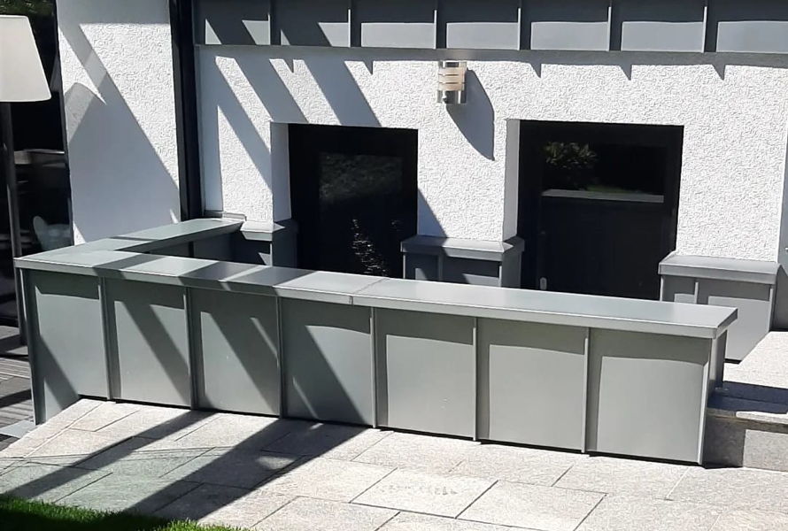 Ein Kellerabgang mit einer Mauerabdeckung und Wandverkleidung aus Zinkblech.