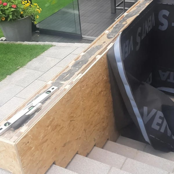 Vorbereitung eines Kellerabgang zu Verkleidung mit Zinkblech. Aus Unterkonstruktion wir eine Verkleidung aus OSB-Holzplatten montiert.