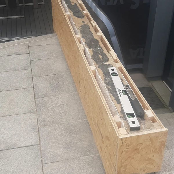 Detailansicht einer Unterkonstruktion aus OSB-Platten für die Verkleidung mit Zinkblech.