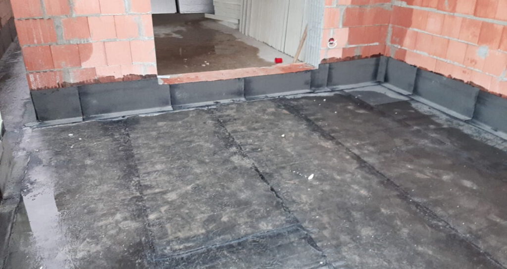 wandanschöuss Wandanschluss der ersten Lage der Dachabdichtung auf einem Neubau Flachdach.